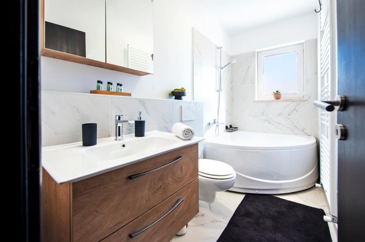 Apartment Miral Rovinjsko Selo Bagian luar foto